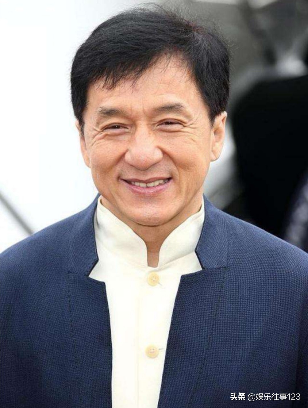 成龙在娱乐圈的地位和影响,成龙为什么在娱乐圈地位一直很高