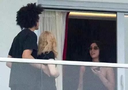 63岁麦当娜牵90后男友现身,麦当娜与小35岁新男友合照