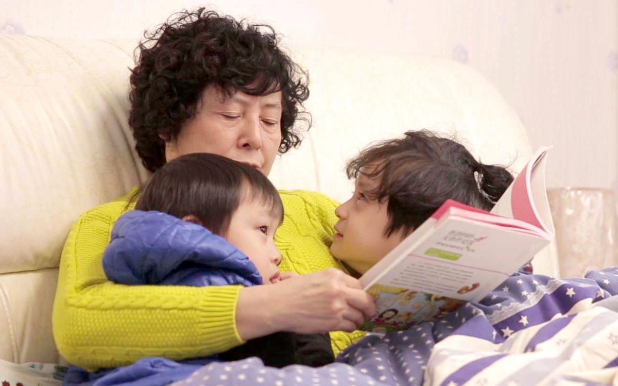 “吃neinei”，为了让孩子听话睡觉，奶奶让孙子吃自己的