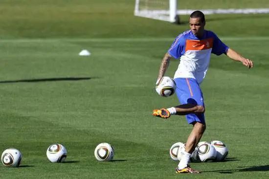 中考足球颠球技巧教学,足球脚背正面颠球技巧