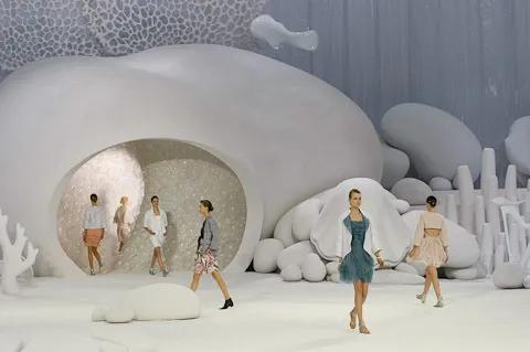 颠覆传统设计的时装秀,让你惊艳的时装秀场布置