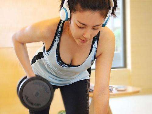 如何快速放松肌肉腿,怎么用筋膜枪放松腿部肌肉