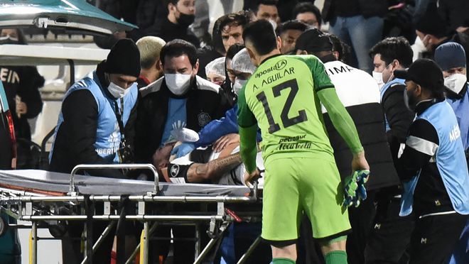 恐怖慎入！南美球员遭插眼倒地昏迷+抽搐10分钟