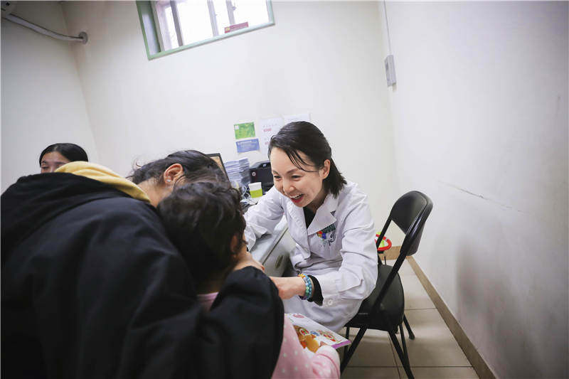 经历一年多的分离后，女儿患了“夜惊症”，如何建立安全感？咨询师告诉我“可以惯着她”