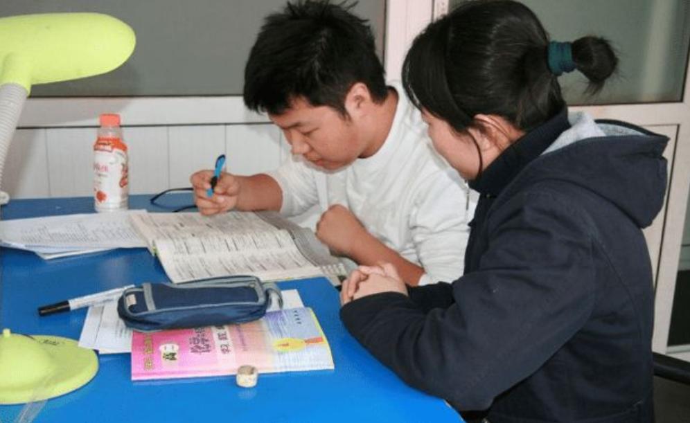 家长不想支付补课费，并向教育局举报，学生开学后悔之晚矣