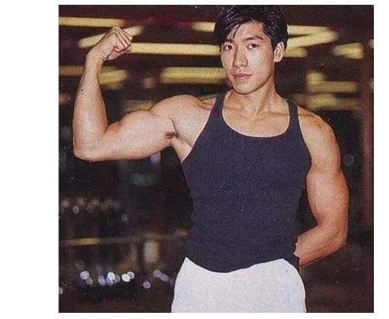 拍戏脊椎严重受伤，养病想自杀，57岁“乌鸦哥”张耀扬现状如何？