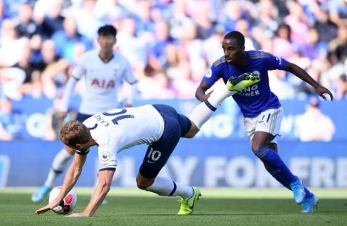 英超名哨var判罚引争议遭围堵,最近体育足球热点事件