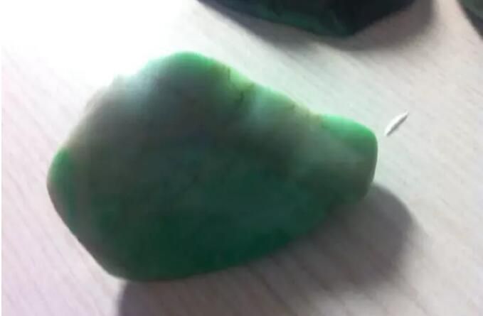 翡翠宝石怎样来鉴定,鉴定翡翠真假的方法