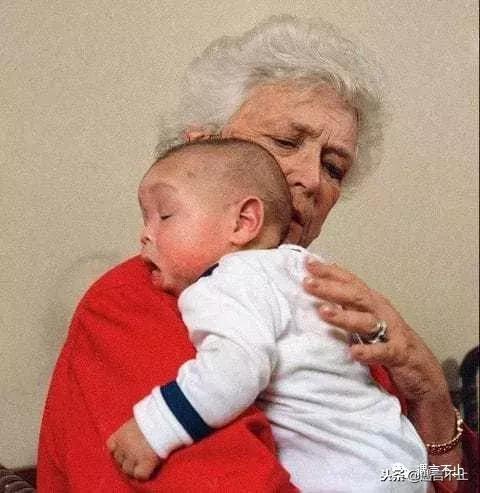 怎样评价老布什和芭芭拉的爱情,老布什和妻子芭芭拉