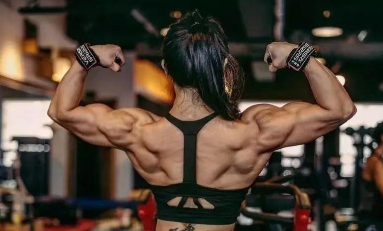 练背怎么练才能增加背部肌肉,初学者让背部肌肉更宽的训练技巧