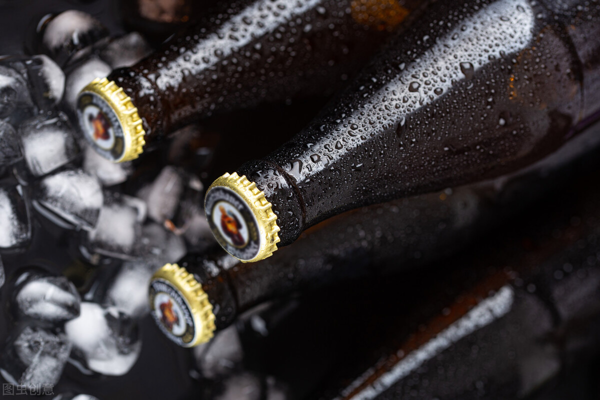 啤酒怎么放冰箱里冷藏好喝,夏天啤酒放水里