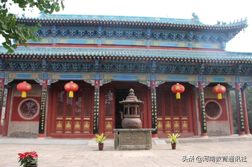 焦作四中组织*党**员教师到武陟县嘉应观、人民胜利渠开展*党**日活动