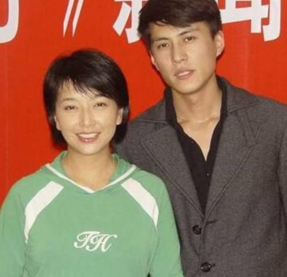 李佳的两段婚姻,青春不言败靳东与李佳是真夫妻吗