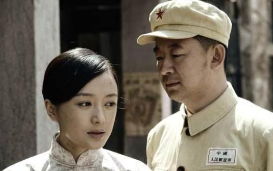 痘痘把白色的挤出来是不是好得快,皮肤上有痘痘挤出来白色米粒