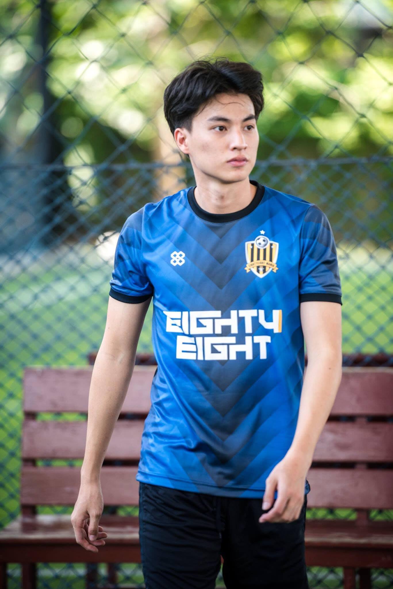 足球少年糕卡娜：热爱足球的他快乐无比