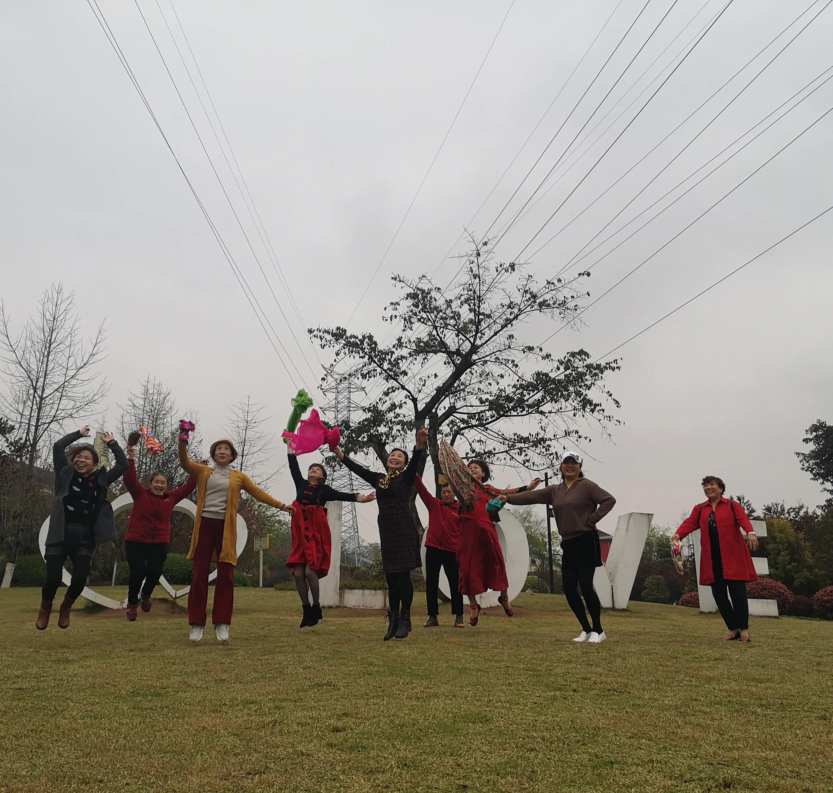 春游和姐妹踏青,春游踏青姐妹拍照