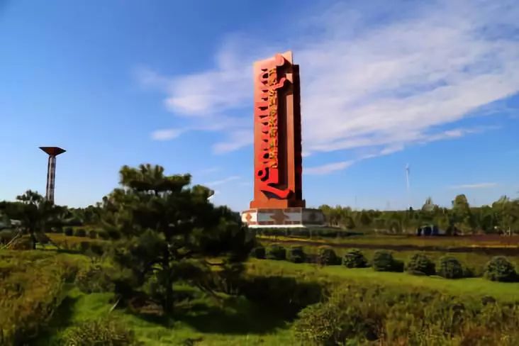 草原上的城市乌兰浩特,草原上升起不落的太阳夕阳正红