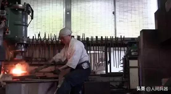 在仓库里找到一把日本武士刀,正宗的日本刀