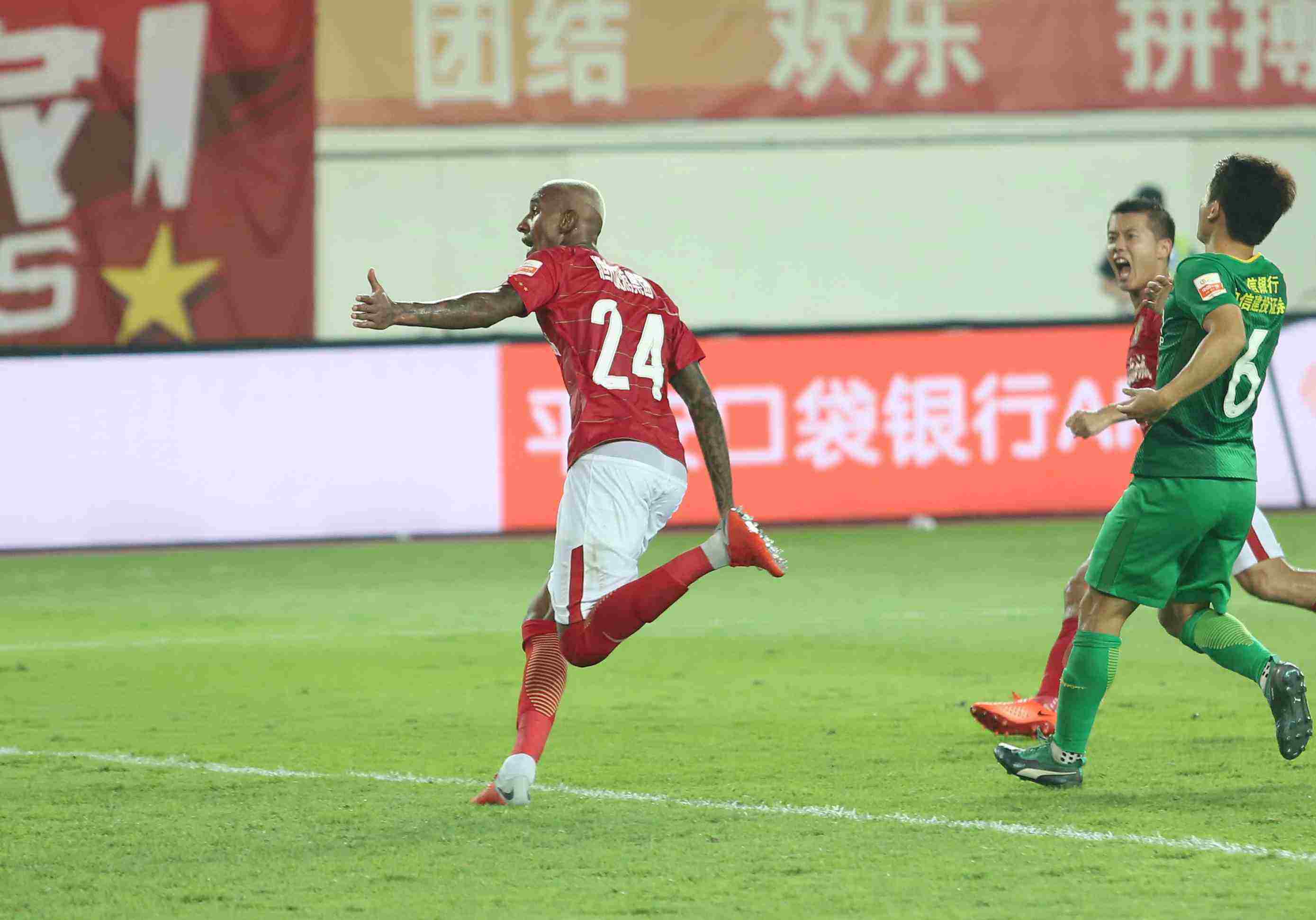 李霄鹏和李铁的对决,李霄鹏鲁能对攻里皮恒大