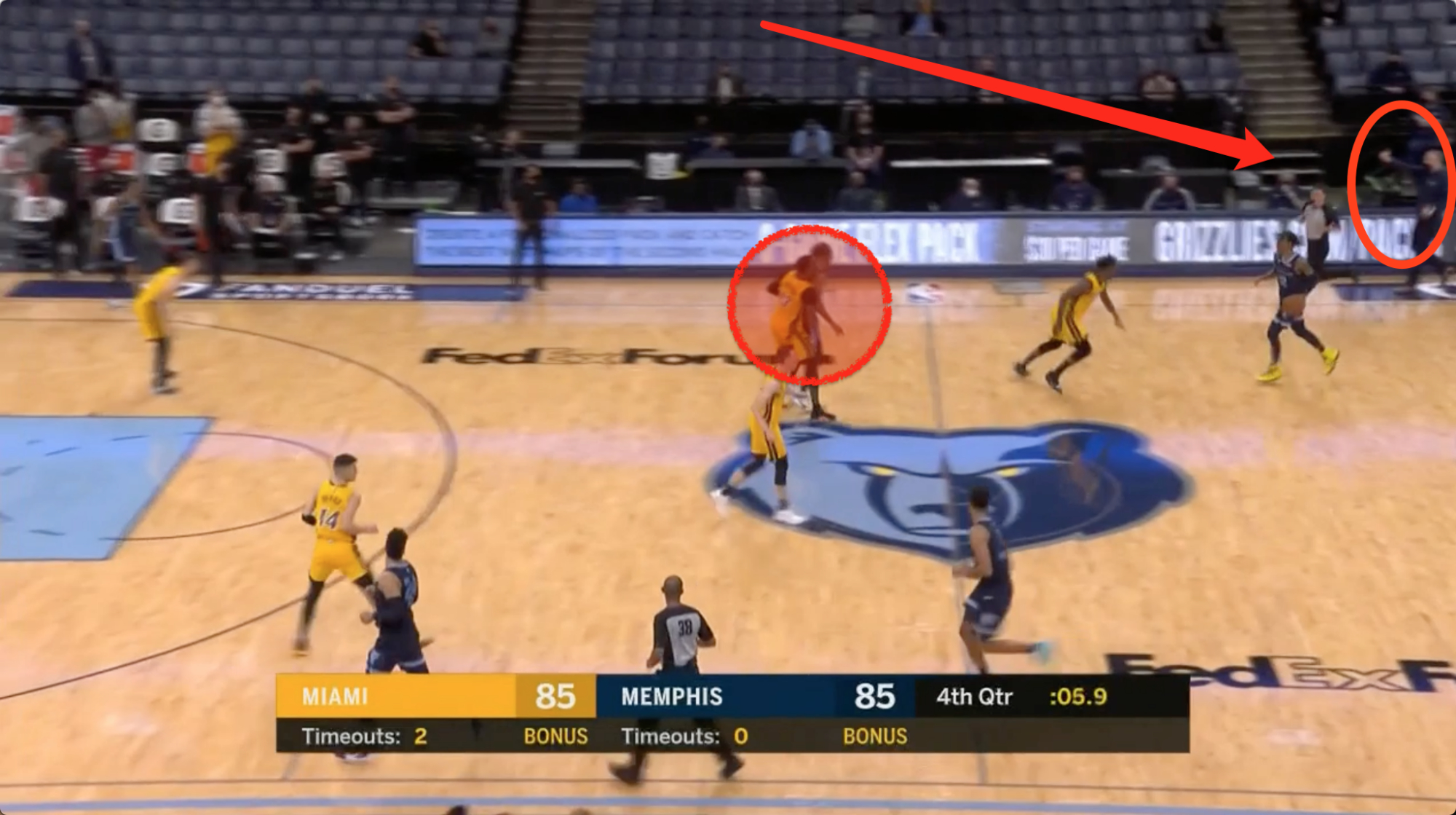 剩8秒战平没暂停且后场发球，主教练做一手势指挥球员完成绝杀