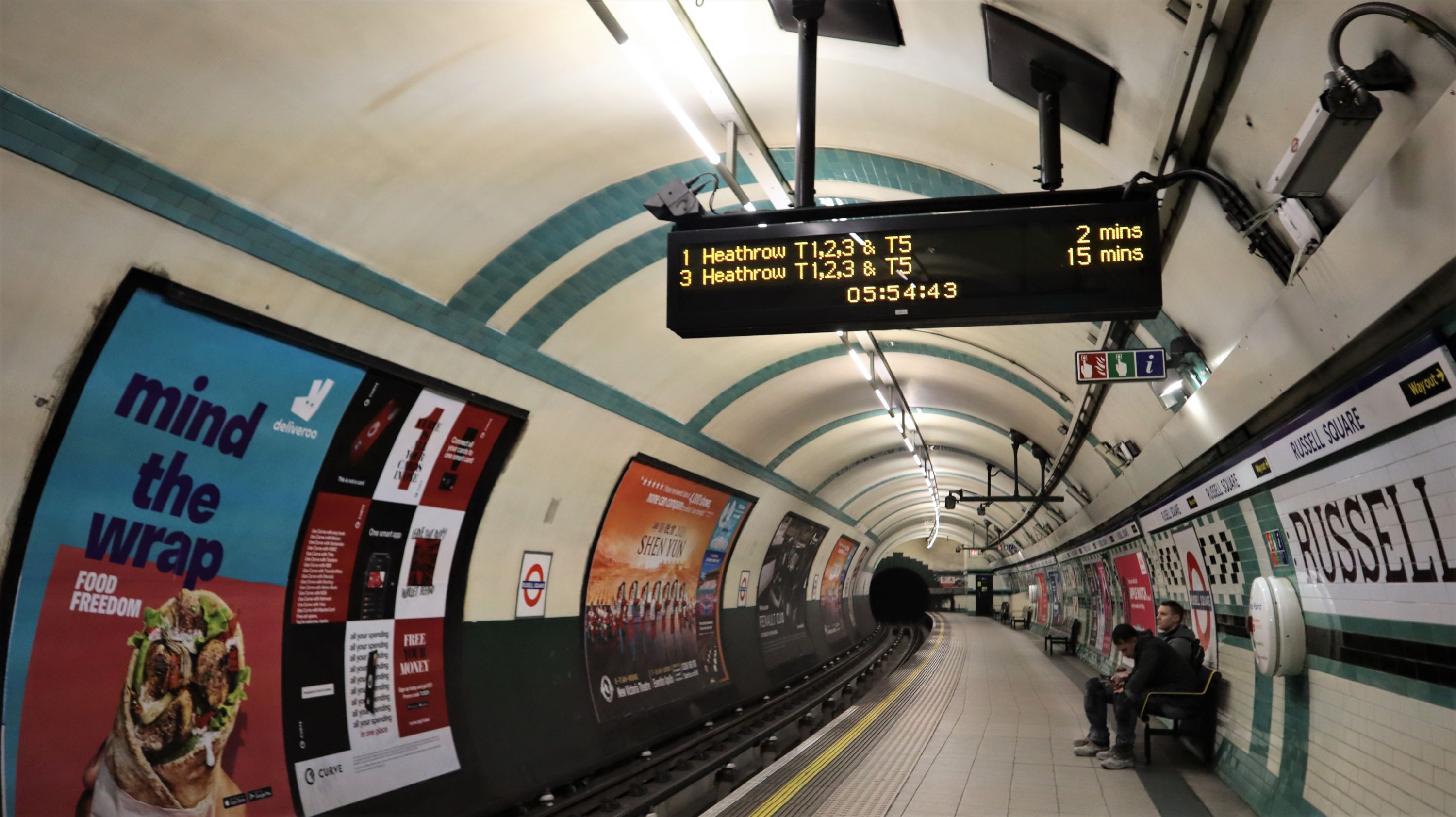 票价100块的欧洲超短线！座椅比国内廉航还窄，坐几分钟都受不了