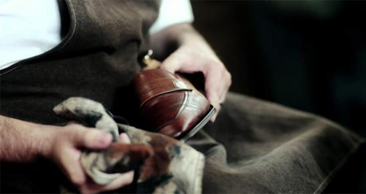 平时该怎样保养漆皮皮鞋,保养皮鞋为什么需要用刀刮