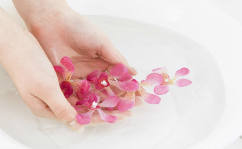 白衣服上染上血用什么洗才能洗掉,衣服染上了别的颜色怎样才能洗掉