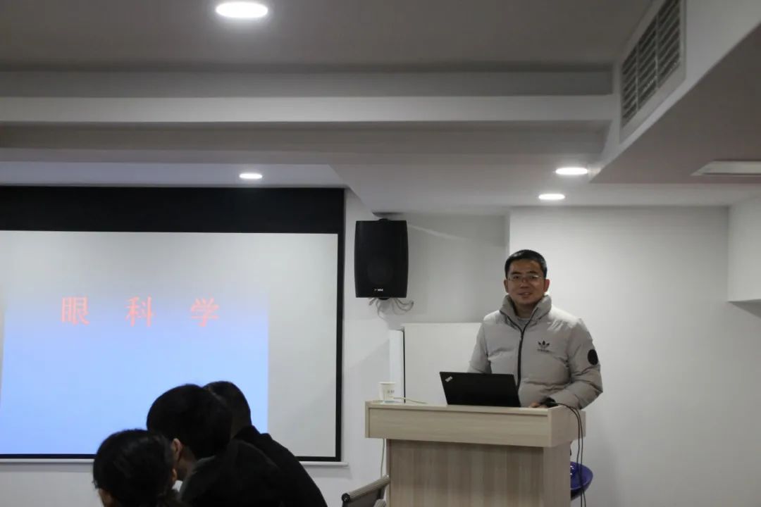 课堂教学+实训验配;欧几里德角膜塑形镜研修初级班顺利结业