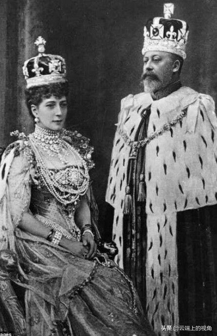 头皮扯出血也得忍着,这才是真正的“欲戴王冠必承其重”