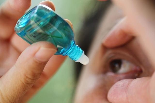 男孩误拿502胶水滴眼睛，爸爸的紧急处理方式，医生称赞：有常识