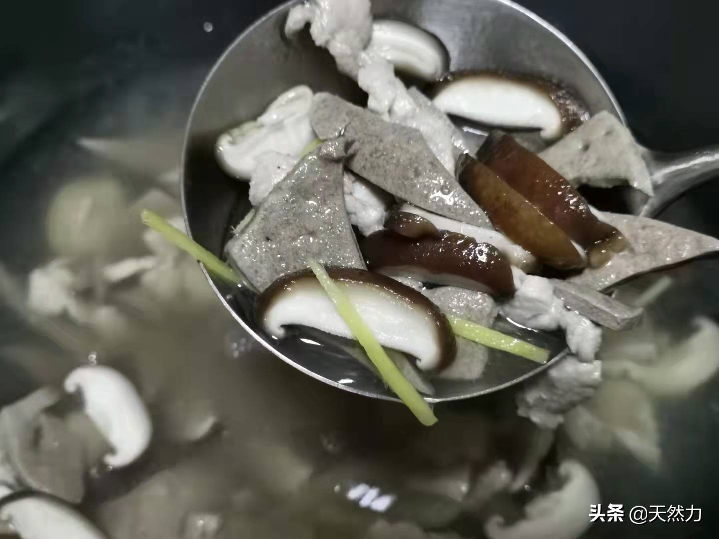 猪肝汤怎么做又嫩又不糊汤,猪肝汤要怎么做才脆爽