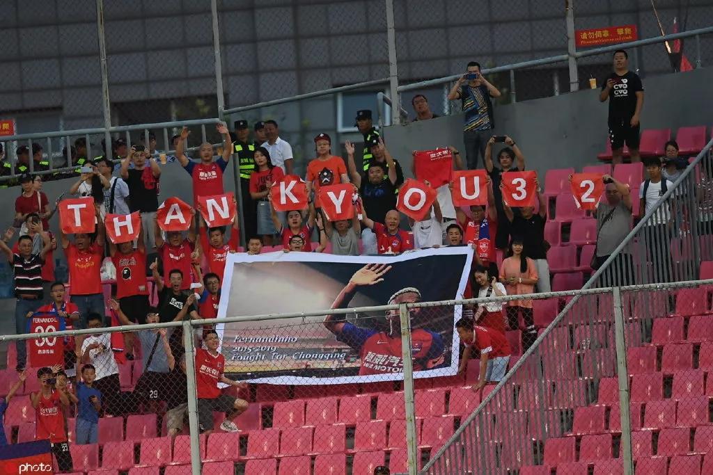 仅3成球迷支持重庆队“苟活”！承认吧，我们爱的不是足球本身