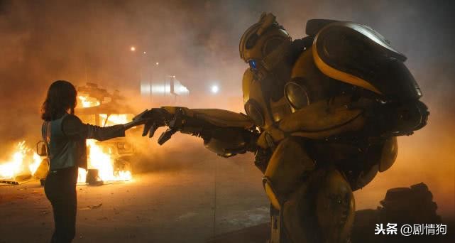 欢庆网：《大黄蜂》发布“突出重围”片段，约翰“追杀”大黄蜂