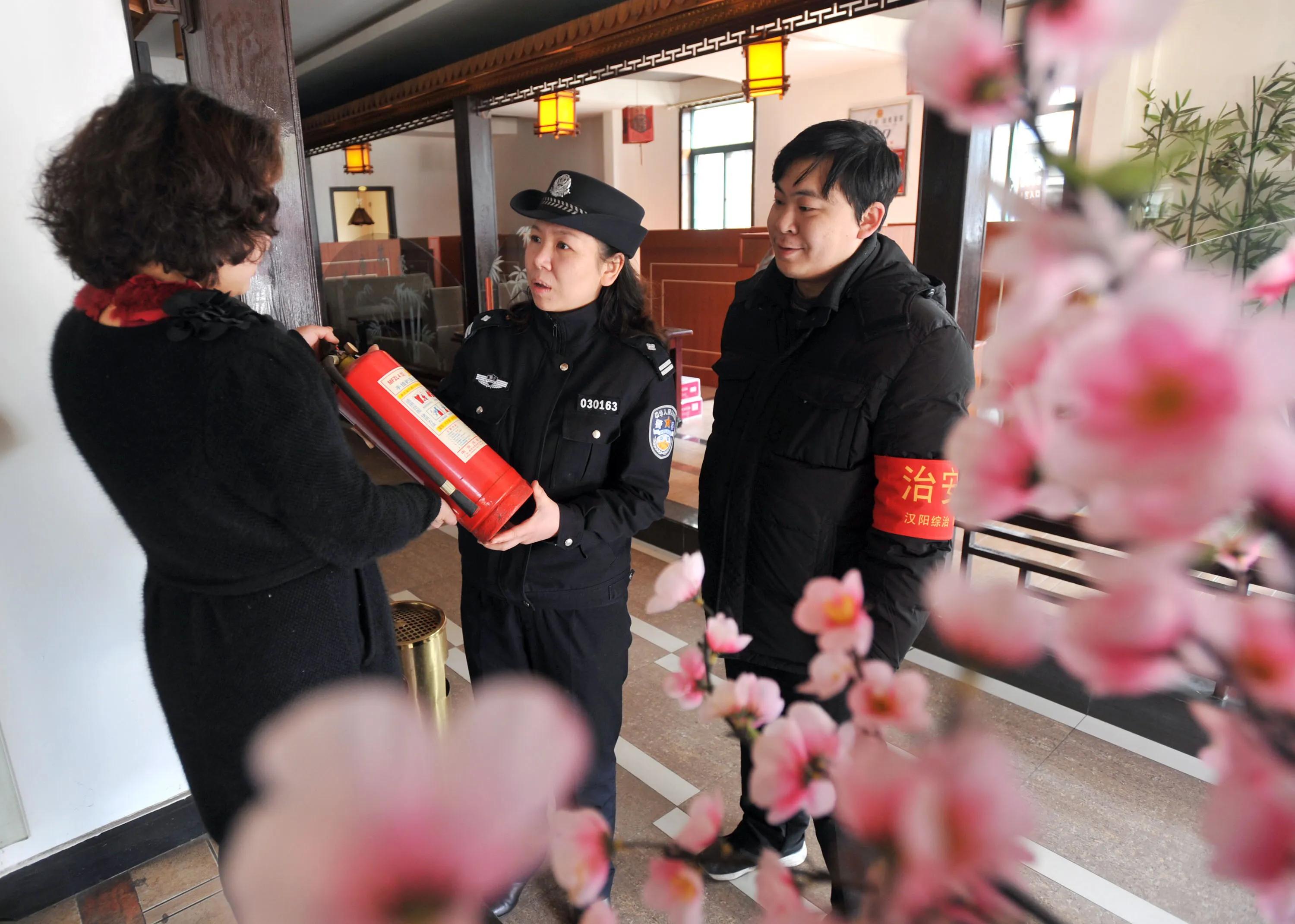 小区物业的女管家,小区门口女管家