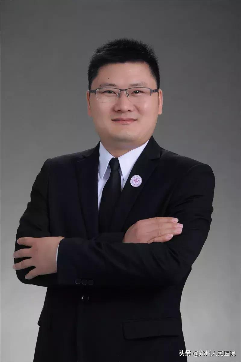 手腕疼10年了怎样治疗,20岁小伙手腕关节疼痛是怎么回事