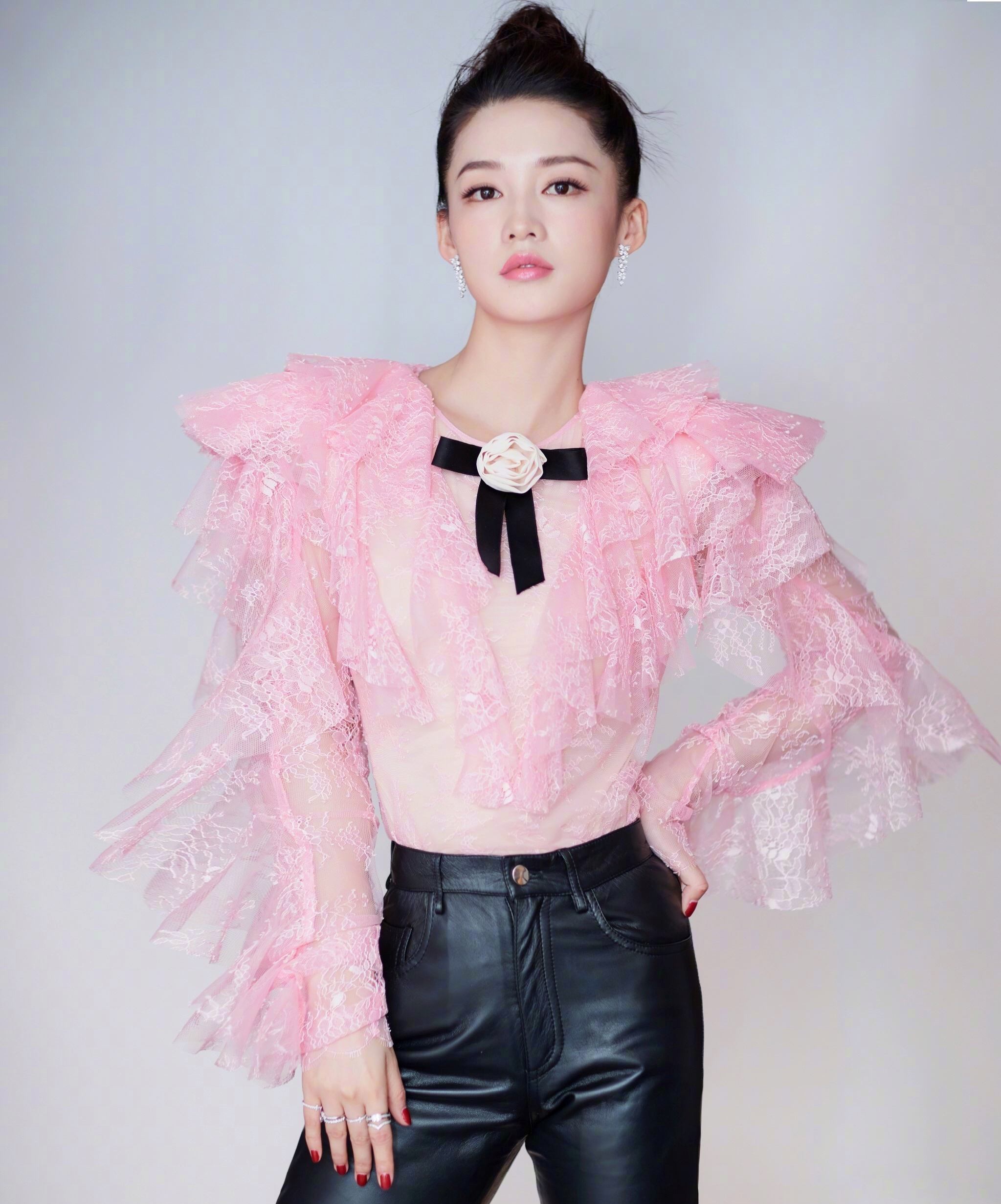 袁娅维大胆穿搭,袁娅维穿白裙子节目