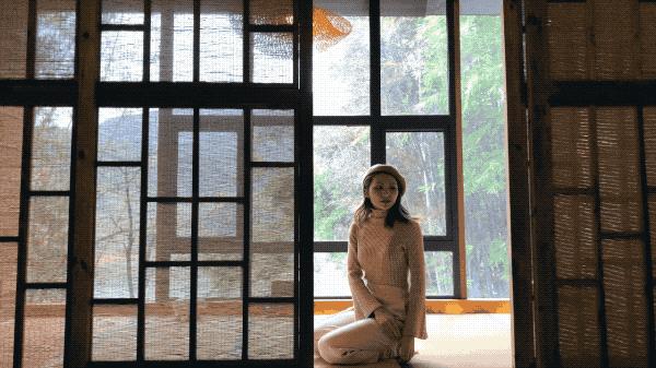 组队去火爆的玻璃屋民宿，星空下围炉火锅烧烤，唱k麻将，放烟花