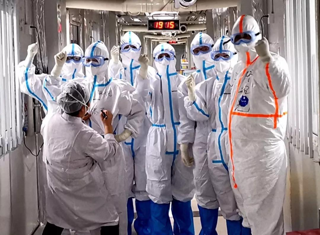 雷神山护士转身离开的视频,护士雷神山跳舞视频