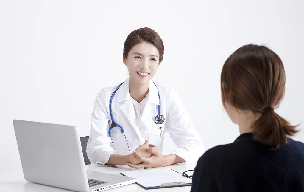 哺乳期突然乳房有硬块怎么办,乳房摸到很大的硬块是怎么回事