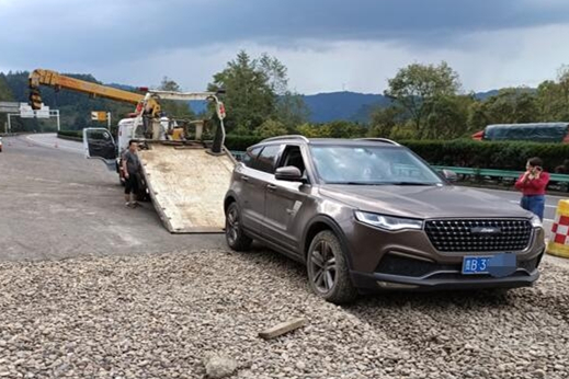 刹车失灵用手刹能刹住车吗,下坡刹车失灵为什么不能拉手刹