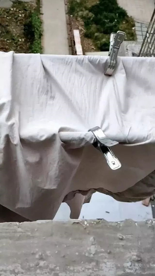 晒被子时发现楼上在滴水,女子正要上去理论,一抬头却无语了