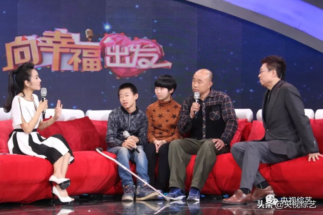 快递小哥感动一幕,帮助脑瘫兄妹的快递小哥