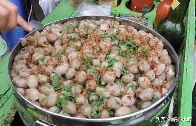 大妈街头卖纯手工小吃1个20块,大妈校门口卖便宜小吃1块5个