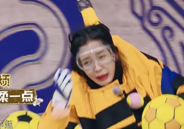 baby被球撞开几米远,baby鼻子被捏变形