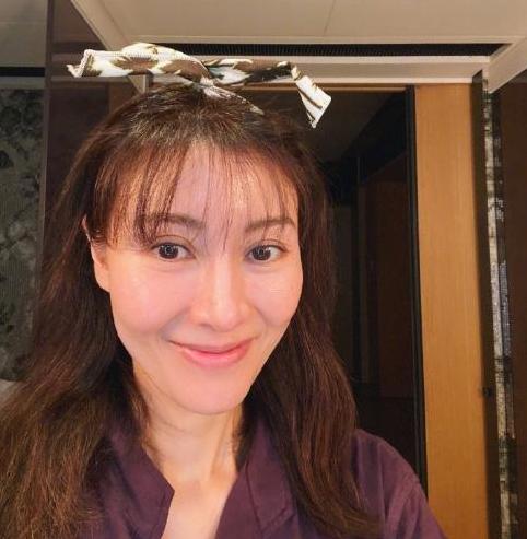 46岁李嘉欣晒自拍送祝福,李嘉欣深夜晒自拍