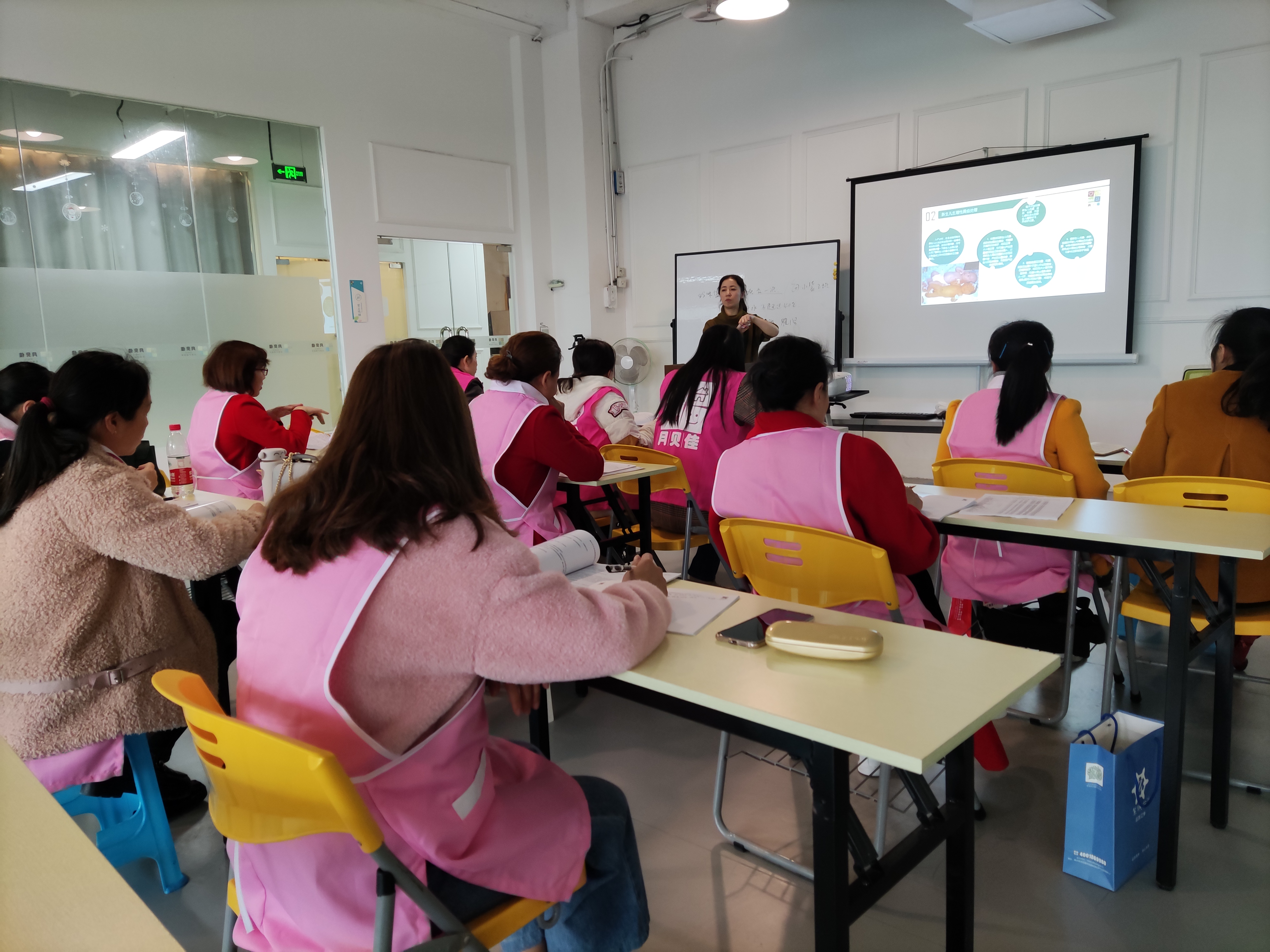 月嫂培训班重庆哪里学,重庆月嫂公司十大排名