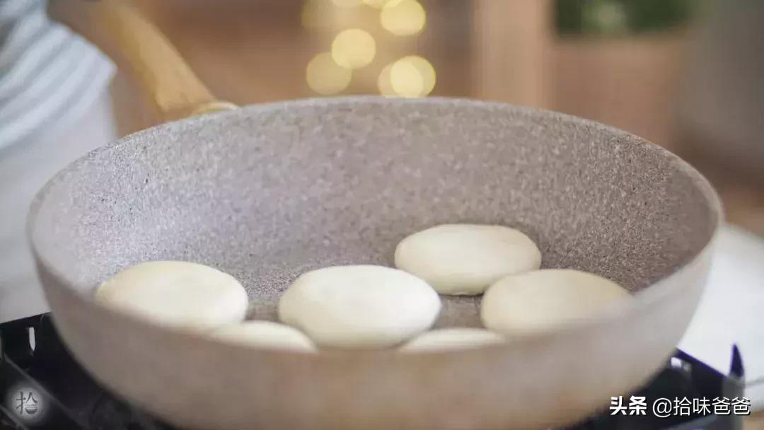 在家也可以做出酥脆的绿豆饼了,在家自制酥皮冰绿豆饼不用烤箱