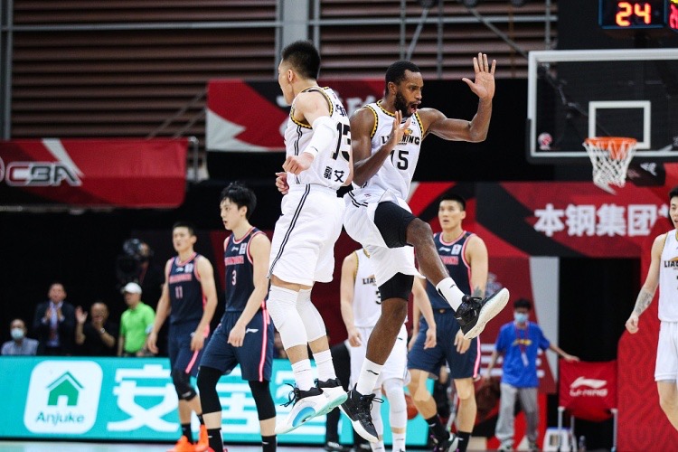 郭艾伦33分辽宁加时险胜广东新闻,辽宁男篮郭艾伦发布会痛哭