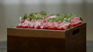 拿着手机种水稻；可比肩“和牛”的黑牛是这样养殖的→