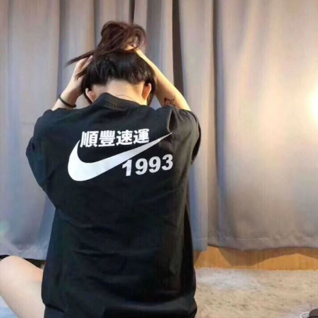 顺丰小哥被女网红冲了····抄袭Off-White联名限量纸袋成网红款？